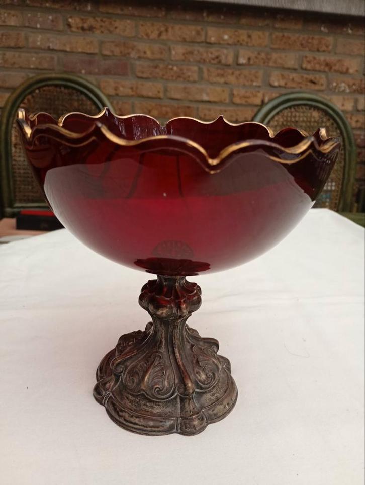 Vintage kristallen vaas, op metalen voet, Antiek en Kunst, Antiek | Schalen, Ophalen of Verzenden