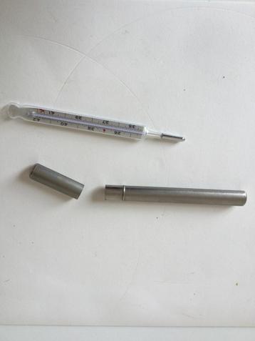 Koortsthermometer kwik in metalen beschermkoker beschikbaar voor biedingen