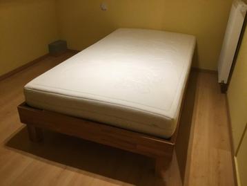 Cadre lit WOODLINE XXL 120 x 220 + sommier + matelas adaptés beschikbaar voor biedingen