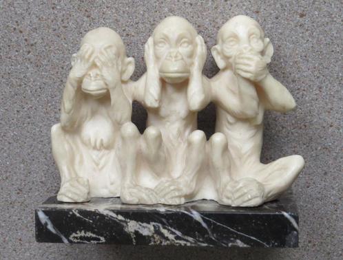 A. Santini - Sculpture Singes - Alabaster les 3 singes, Collections, Statues & Figurines, Comme neuf, Religion, Enlèvement ou Envoi