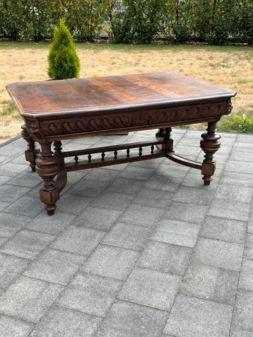 Massieve antieke eettafel – uniek houtsnijwerk beschikbaar voor biedingen