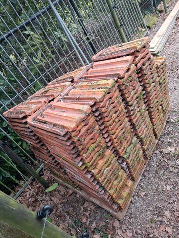 Dakpannen terracotta.+/- 95 stuks. 40x23 beschikbaar voor biedingen