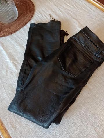 Jean leren broek, motorrijder, biker, bikeruniform, homo beschikbaar voor biedingen