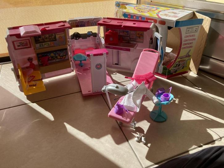 Barbie Ambulance, Kinderen en Baby's, Speelgoed | Poppen, Zo goed als nieuw, Barbie, Ophalen