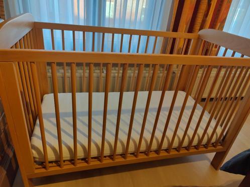 Babybed in beukenhout inclusief accessoires, drie standen mo, Kinderen en Baby's, Kinderkamer | Bedden, Zo goed als nieuw, Minder dan 140 cm