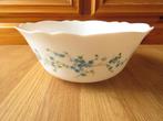 vintage arcopal grand saladier motifs veronica myosotis, Ophalen of Verzenden, Zo goed als nieuw, Kom(men)