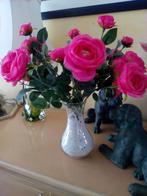 Glazen vaas met roze roosjes, Ophalen