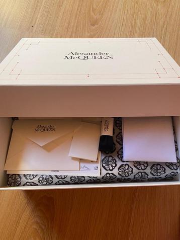 Alexander McQueen 43 beschikbaar voor biedingen