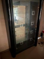 Vitrine met glazen deuren en spots, Huis en Inrichting, Ophalen, Met deur(en), 100 tot 150 cm, Zo goed als nieuw