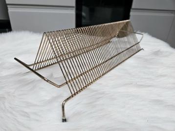 Vintage platenhouder in messing met zwarte dopjes.  beschikbaar voor biedingen