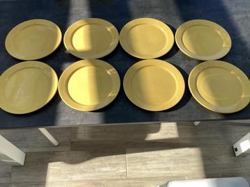 8 Assiettes jaunes  beschikbaar voor biedingen