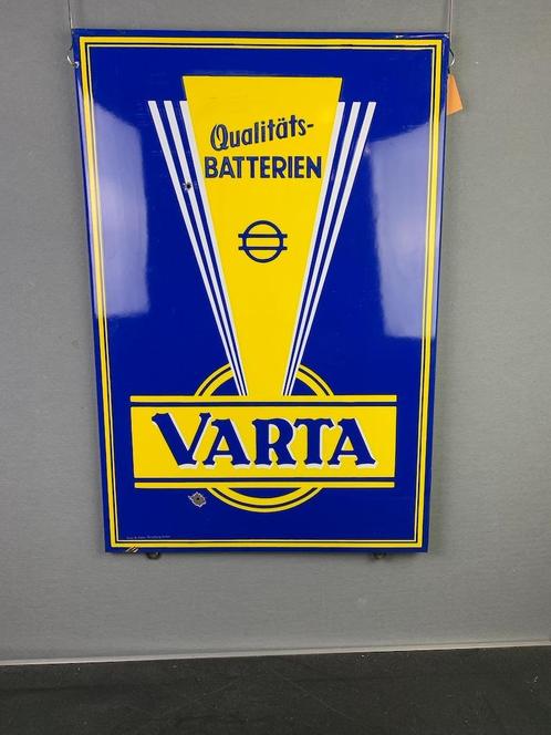 Varta emaille reclamebord 47 x 70 cm, Collections, Marques & Objets publicitaires, Utilisé, Panneau publicitaire, Enlèvement ou Envoi