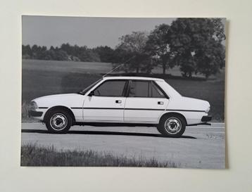 Peugeot 305 1977 -- PERSFOTO -- beschikbaar voor biedingen