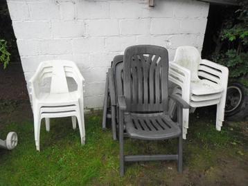 Witte leren krukken en tuinstoelen  beschikbaar voor biedingen