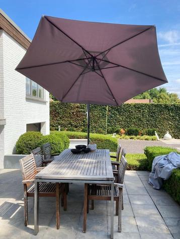 degelijke tafel met 6 stoelen en parasol beschikbaar voor biedingen