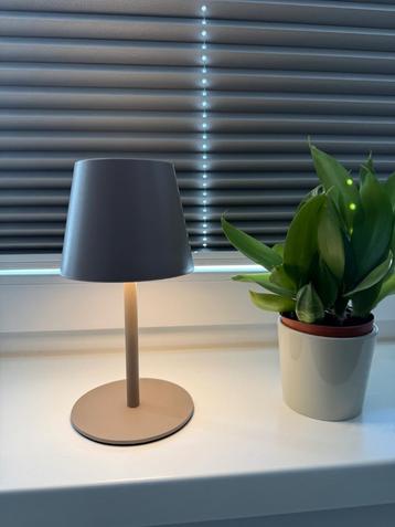 Lumo Sand – Elegante oplaadbare tafellamp in grijs-beige beschikbaar voor biedingen