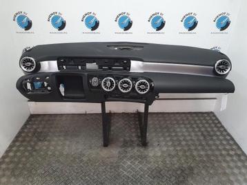 Mercedes A Klasse  177  2020 Dashboard met rechter airbag en beschikbaar voor biedingen