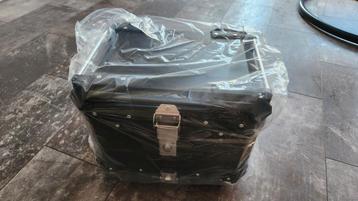 NIEUW - SPOTPRIJS - Topkoffer 45L zwart beschikbaar voor biedingen