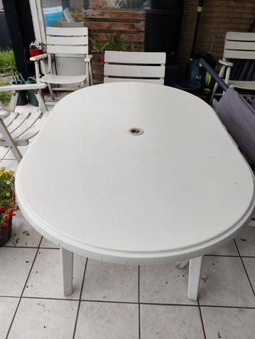 Zware stevige tuintafel  beschikbaar voor biedingen