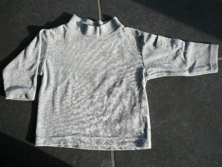 grijze zachte trui met een zakje op de arm, Kinderen en Baby's, Kinderkleding | Maat 92, Gebruikt, Jongen of Meisje, Trui of Vest