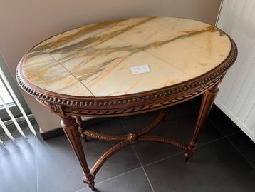 Goudgekleurde houten tafel met marmer beschikbaar voor biedingen