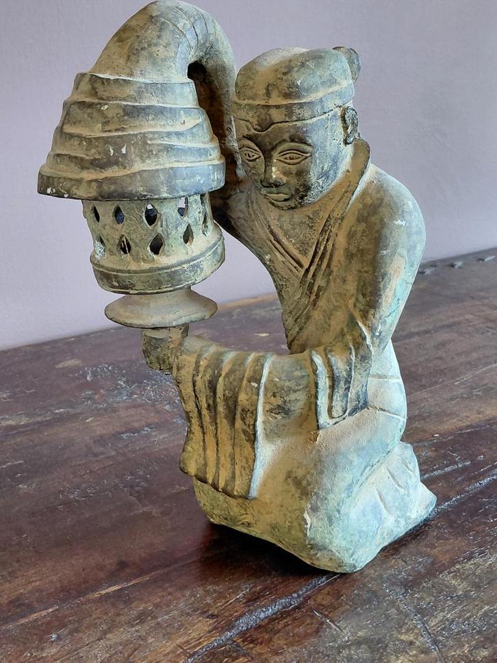 Bronzen sculptuur met een lantaarn Chinese Han/Tang-stijl, Antiek en Kunst, Antiek | Brons en Koper, Brons, Ophalen of Verzenden