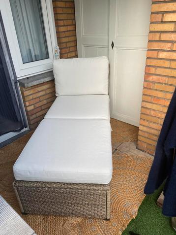 Stevig rieten ligbed met opbergruimte in goede staat beschikbaar voor biedingen