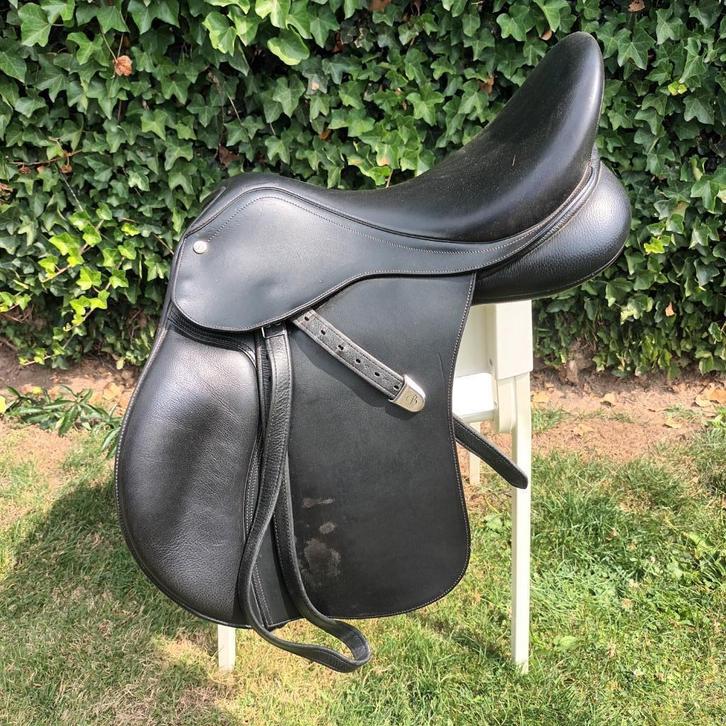 Bates veelzijdigheidszadel 17,5 inch UITSTEKENDE STAAT, Dieren en Toebehoren, Paarden en Pony's | Zadels, Zo goed als nieuw, Ophalen of Verzenden