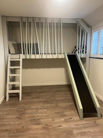 Speelhuis  beschikbaar voor biedingen