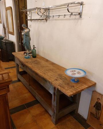 ancien établi en bois avec fond et tiroir.