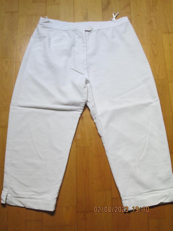 Pantacourt blanc « New View » T 42, Kleding | Dames, Broeken en Pantalons, Gedragen, Maat 42/44 (L), Wit, Driekwart, Ophalen of Verzenden