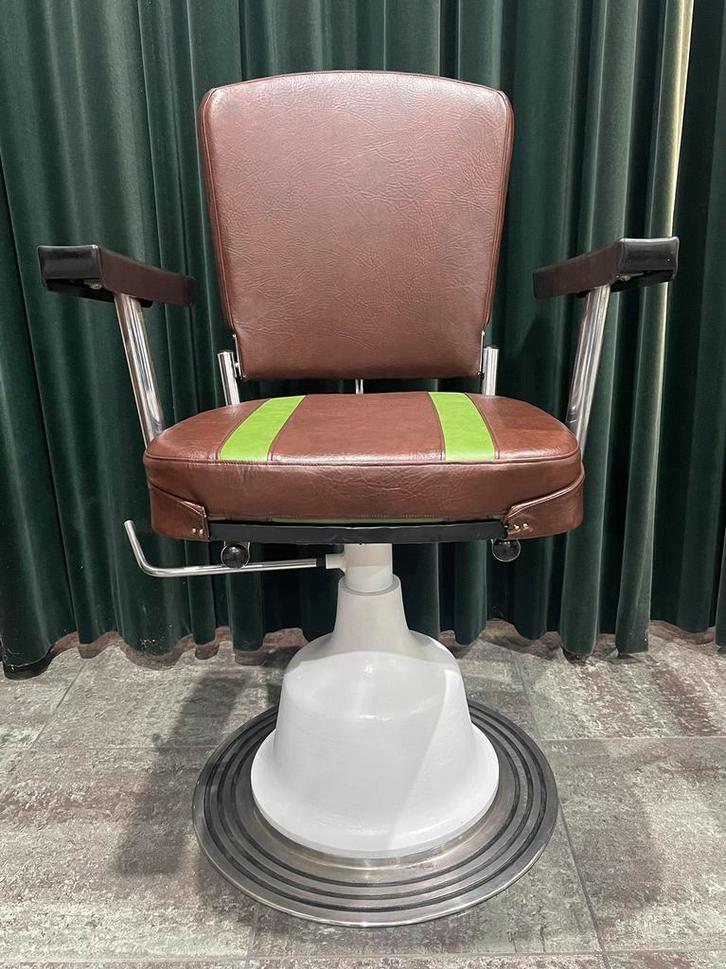 Vintage kappersstoel, Huis en Inrichting, Stoelen, Zo goed als nieuw, Ophalen