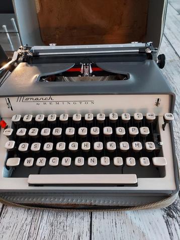 Vintage typemachine Monarch by Remington. beschikbaar voor biedingen