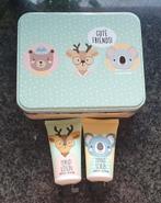 Cute Friends Sweet Bloom Handlotion & Scrub set, Handtassen en Accessoires, Uiterlijk | Cosmetica en Make-up, Overige kleuren