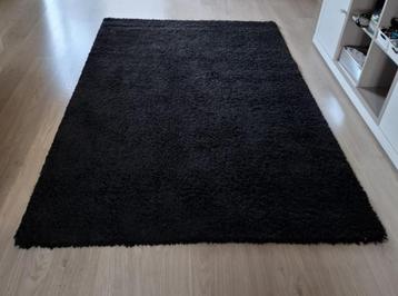 Zwart tapijt (135 / 190) beschikbaar voor biedingen