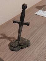 Miniatuurdecoratie van een zwaard in een steen, Verzenden, Zo goed als nieuw, Fantasy