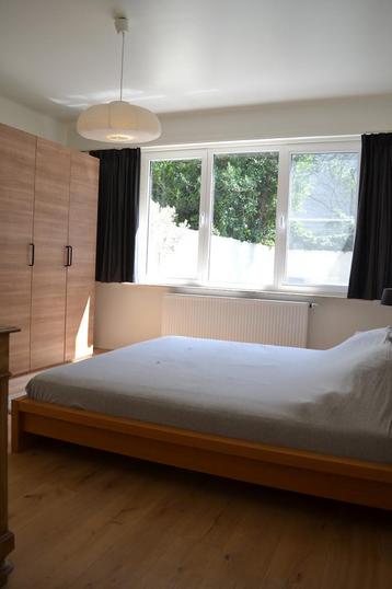 Bedframe met lattenbodem beschikbaar voor biedingen