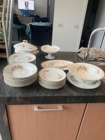 Mooi antiek servies beschikbaar voor biedingen