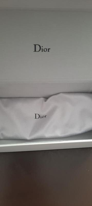 Lege Dior-doos beschikbaar voor biedingen