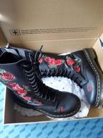 Nieuwe Dr. Martens veterlaarzen met geborduurde rozen, 38, Hoge laarzen, Nieuw, Ophalen of Verzenden, Dr. Martens