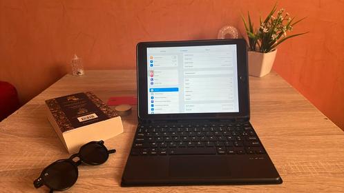 Ipad 6eme génération avec clavier compatible, Computers en Software, Apple iPads, Zo goed als nieuw, Apple iPad, Wi-Fi, 9 inch