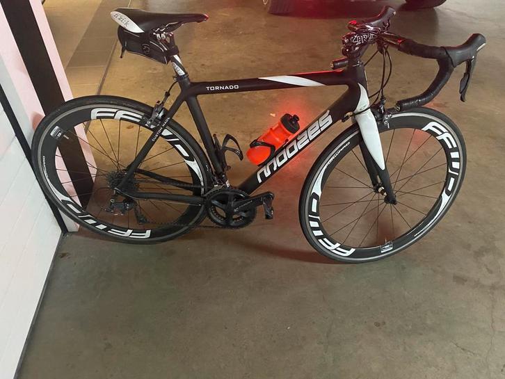 Moozes Tornado – Ultegra + Tacx extra, Vélos & Vélomoteurs, Vélos | Hommes | Vélos de sport & Vélo de randonnée, Utilisé, Autres marques