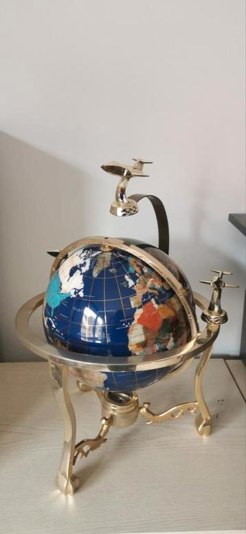 Aardbol van Lapis Lazuli en halfedelstenen. Hoogte 48 cm, beschikbaar voor biedingen