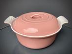 Cocotte en fonte émaillée atypique coloris vieux rose, Enlèvement ou Envoi, Utilisé, Fonte, Autres types