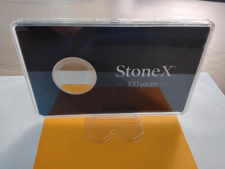 STONE X 100 YEARS ZILVEREN MUNT IN KAART 1 OUNCE, Postzegels en Munten, Edelmetalen en Baren, Zilver, Ophalen