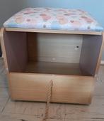 Poef/ boekenrek op wieltjes., Ophalen, Zo goed als nieuw, Stoel