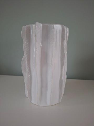 Moderne witte vaas van 23cm hoogte beschikbaar voor biedingen