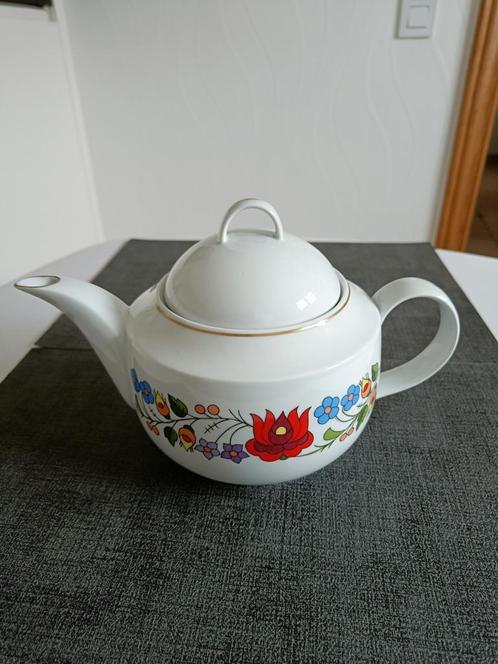 Porseleinen theekan. Herkomst Kalocsa. Hoogte: 16,50 cm., Antiek en Kunst, Antiek | Porselein, Verzenden