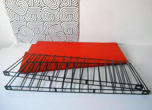 Vintage oranje boekenrek van Tomado, Antiek en Kunst, Kunst | Designobjecten, Ophalen of Verzenden