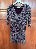 Zwarte jurk met witte geometrische patronen —Trend One —Maat, Kleding | Dames, Ophalen of Verzenden, Zo goed als nieuw, Maat 38/40 (M)